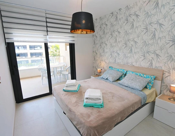 2 dormitorios con balcón