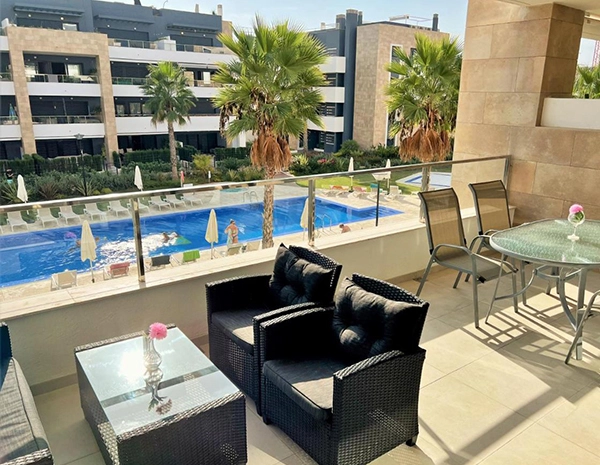 2 dormitorios con balcón